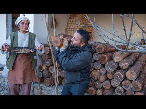 Видео: Готовим бревна сруба в деревне, готовим обед для всей семьи