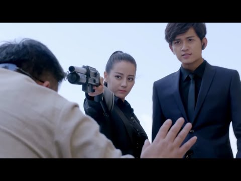 Видео: Китайская красотка - первоклассный мастер, и она лупит группу отъявленных гангстеров.