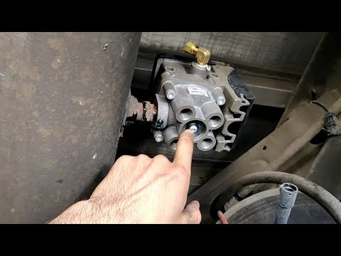 Видео: Устранение неисправностей и замена воздушного тормозного клапана полуприцепа