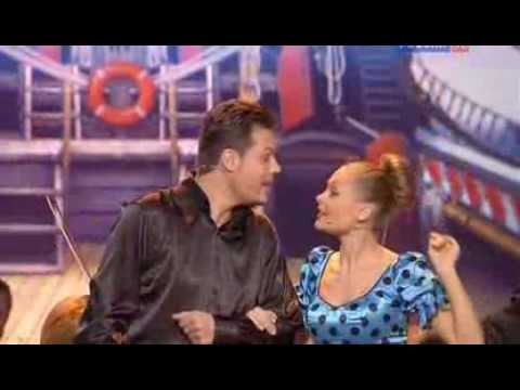 Видео: Девчонки танцуют на палубе