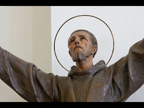 Видео: Как один монах изобрел ВАС: История человека, который создал личность.