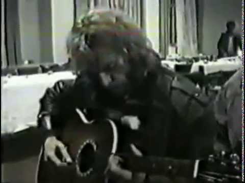 Видео: Игорь Тальков играет на свадьбе "Чистые пруды"