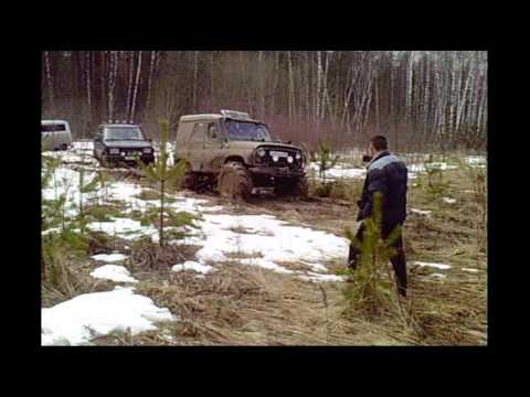 Видео: off road уазы нивы и Range Rover +469 на болотоходах часть 1