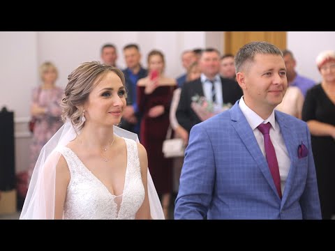 Видео: Молодая пара на церемонии в загсе