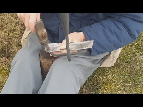 Видео: Как отбить тяпку изготовленную из косы