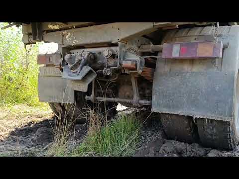 Видео: МАЗ буксует в поле