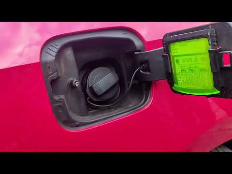 Видео: Ремонт механизма закрывания лючка бензобака на Шкода Рапид 2017