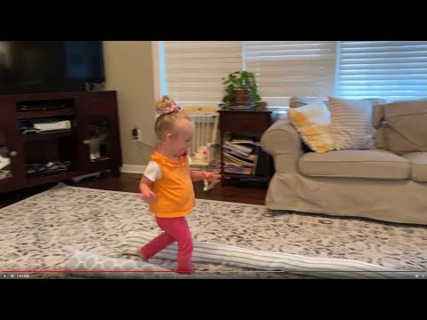 Видео: # 110 Ходьба с ногами ближе: упражнения для ребенка с низким мышечным тонусом