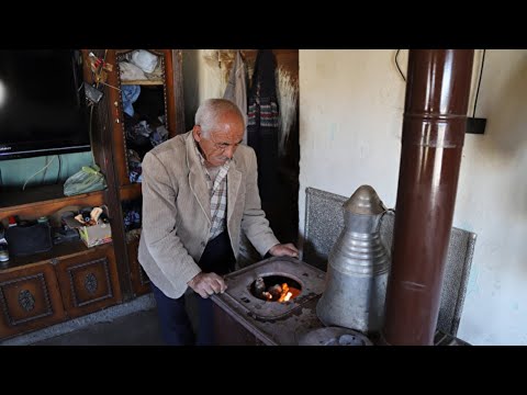 Видео: Он живет один в заброшенной деревне.