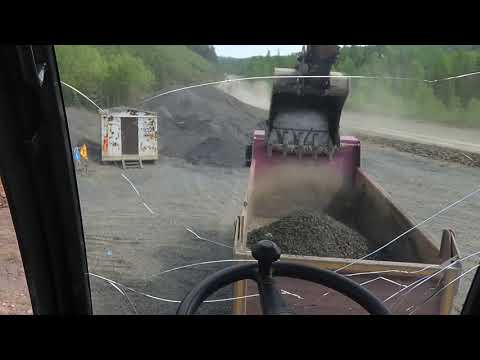 Видео: В первый раз Работаю на Эксковаторе ! Погрузка Камаз 6580