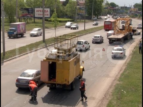 Видео: Водитель КамАЗа оборвал контактную сеть троллейбуса в Хабаровске. MestoproTV