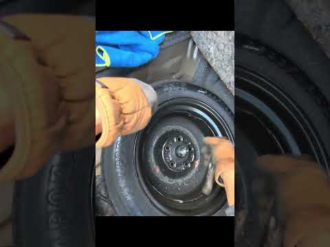 Видео: Сделай сам: как открутить заклинивший болт, удерживающий запасное колесо. #дорога #автомобиль #ма...