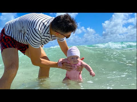 Видео: Наоми ПЛАВАЕТ в МОРЕ!!