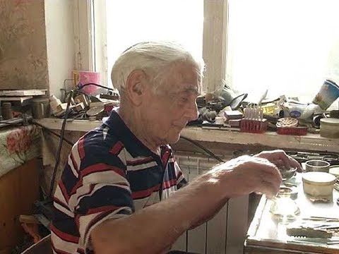 Видео: Старейший часовщик Курска Николай Косых пытается разгадать тайну времени