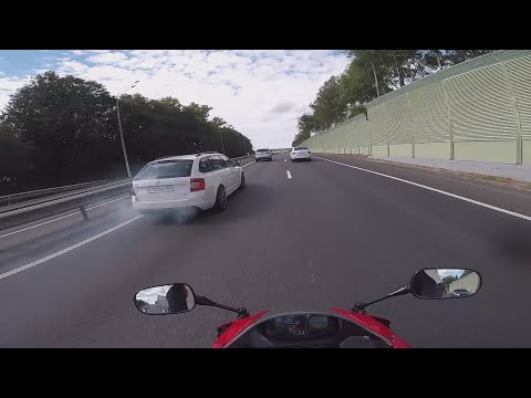 Видео: Лютая Skoda Octavia против Honda CBR600rr на трассе, 240 км/ч +