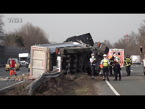 Видео: 03.03.2021 - ВН24 - Самосвал перевернулся на центральном ограждении трассы А1