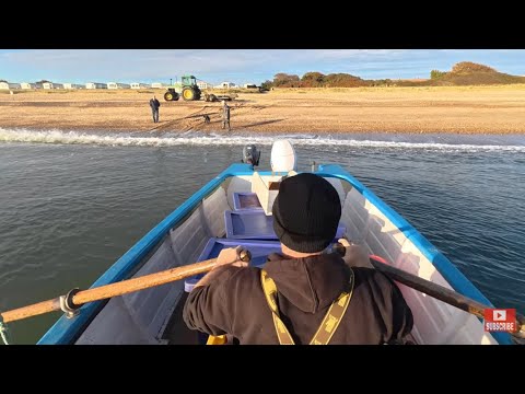 Видео: Первая в этом сезоне рыбалка на сельдь в лодке отца. Ещё много мелкого окуня. Морская рыбалка.