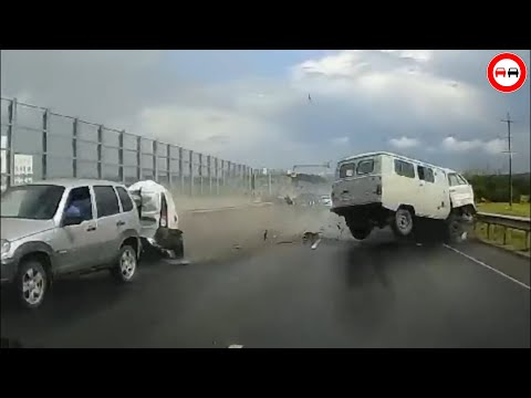 Видео: НЕ для ЭМОЦИОНАЛЬНЫХ !!! Ужасные аварии и ДТП. Зазевался и въехал в колонну автомобилей и многое д..