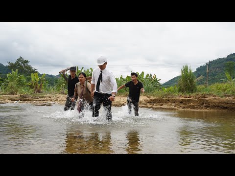Видео: Мужество: добрый генеральный директор помог матери-одиночке избежать опасности за 1 минуту.