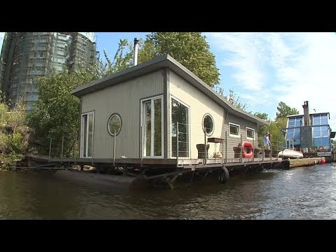 Видео: В Петербурге набирают популярность плавучие дома