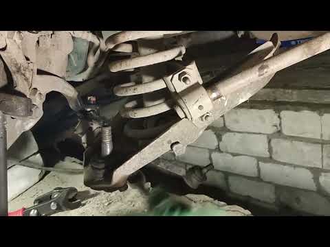 Видео: Замена нижней шаровой опоры ВАЗ Классика