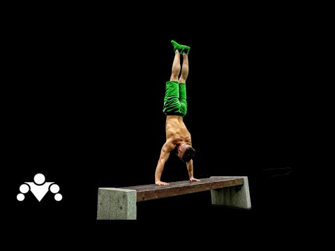 Видео: Как Научиться Стоять На Руках? | Антон Кучумов | Уличная тренировка