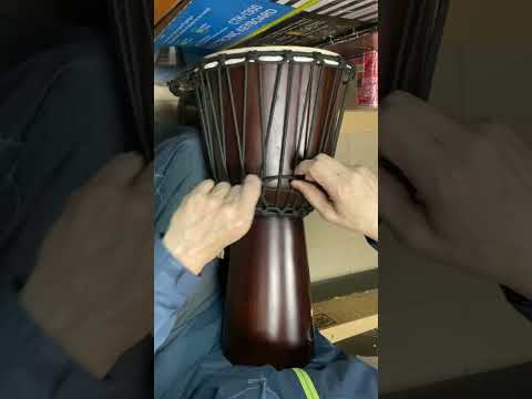 Видео: Как быстро настроить джембе с помощью дополнительной веревки