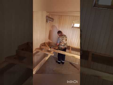 Видео: установка парящих полков в бане.# всегда вдвоем #