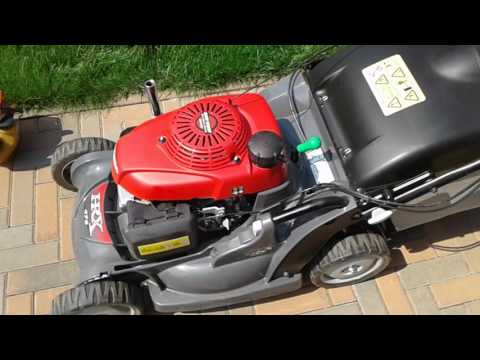 Видео: Покос травы газонокосилкой HONDA HRX-476
