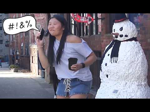 Видео: Вечеринка по случаю Хэллоуина со страшным снеговиком