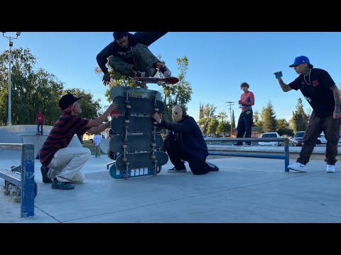 Видео: хэллоуинское катание на коньках