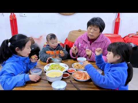 Видео: Матери нет дома, а трое детей послушнее, вам не кажется это странным?