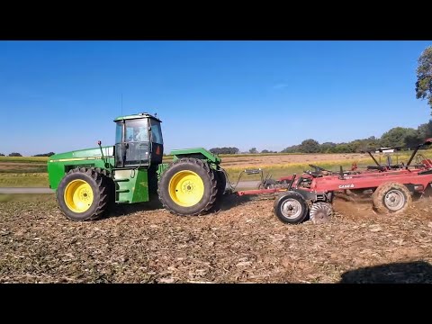 Видео: John Deere 8560 и Case IH 330 подготавливают почву для посадки рапса.
