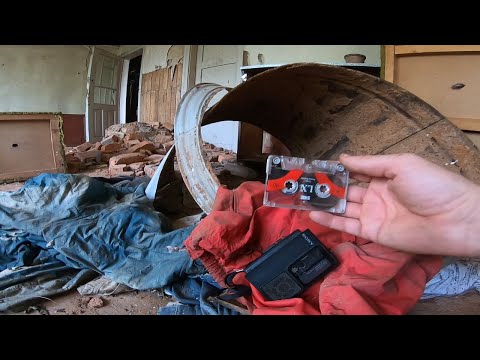 Видео: Кассету с ЖУТКОЙ записью обнаружил в ЗАБРОШКЕ. Что это за голоса?