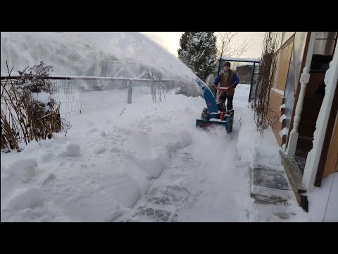 Видео: Снегоуборочная приставка СМ 600 и мотоблок Салют 5, уборка снега в декабре.