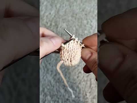 Видео: Как связать крохотные носочки для куклы