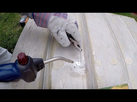 Видео: Как заделать отверстия в алюминиевой лодке с помощью припоя из алюмалойлового сплава. Сварка не т...