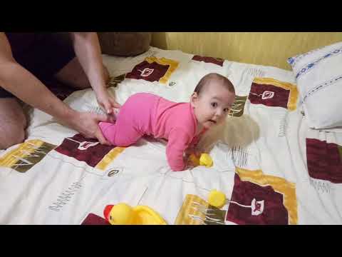 Видео: Ребенок учится ползать и сидеть, 5 месяцев