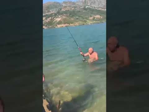 Видео: БОЛЬШАЯ РЫБА УТАЩИЛА УДОЧКУ Ретимно Крит // Fishing Crete Fish took the bait