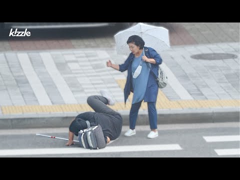 Видео: если увидишь слепого, упавшего на пешеходном переходе?