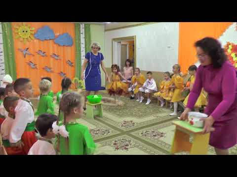 Видео: Игра "Собери фрукты и овощи"  в старшей группе на осеннем утреннике 2017