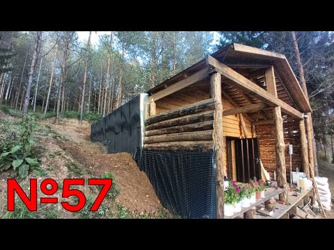 Видео: №57. Дом-землянка в тайге. Гидроизоляция стен, крыши. Засыпаю землёй.
