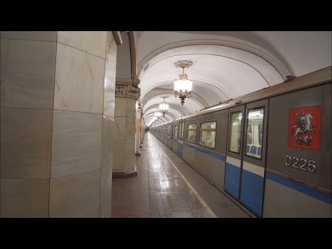 Видео: Russia, Moscow, metro ride from Добры́нинская to Комсомо́льская
