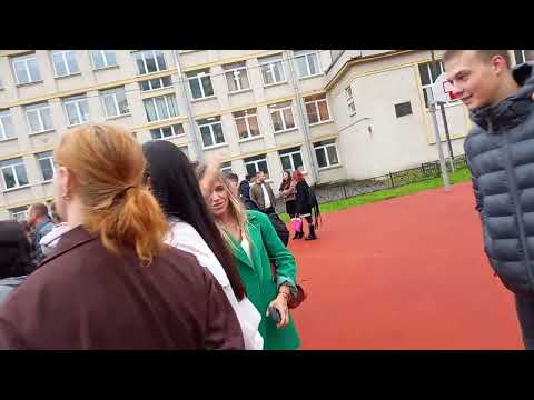 Видео: Линейка в питерской школе N°484 1 сентября 2025 года.