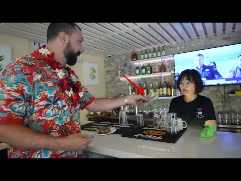 Видео: УДВАИВАЮ САМЫЕ БОЛЬШИЕ ЧАЕВЫЕ ОФИЦИАНТАМ