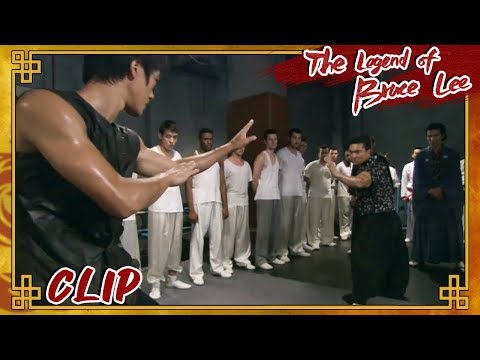 Видео: Брюс Ли показывает настоящее кунг-фу 💥 Чемпион по каратэ быстро падает! | The Legend of Bruce Lee