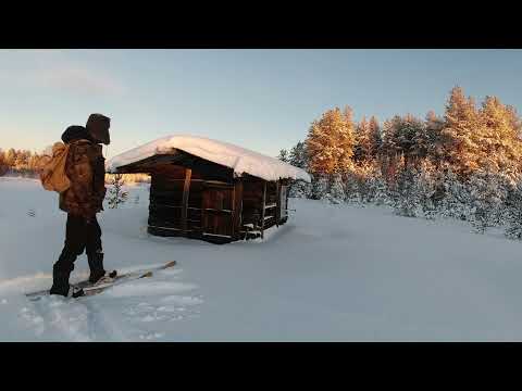 Видео: В летней избе зимой. Отдых в лесной избе.