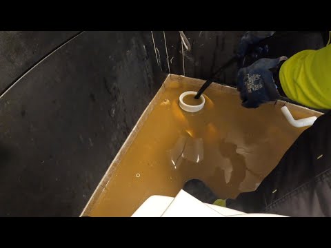 Видео: Отпушване на Запушена канализация оказа се счупена тръба