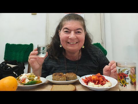 Видео: ЯМ-ЯМ-ЯМ! Кюфтенца салата 🥗 чушки със сирене, две люти чушлета, чесън, хляб ще ям с кеф!🍞🌶️🍅🥗🍻🍺🥕🥓🐔🌶️