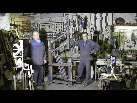 Видео: Художественная ковка. Помощник кузнеца. Шлёп нога.